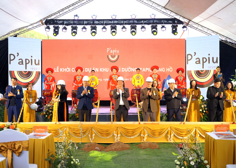 Bí thư Tỉnh ủy Đặng Quốc Khánh và các đồng chí lãnh đạo tỉnh cùng các đại biểu làm Lễ động thổ dự án.
