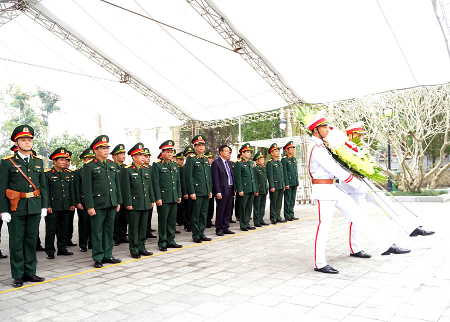 Thiếu tướng Phạm Hồng Chương và Phó Bí thư Tỉnh ủy, Chủ tịch UBND tỉnh Nguyễn Văn Sơn cùng đoàn công tác của Quân khu 2 dâng vòng hoa tưởng nhớ các AHLS.