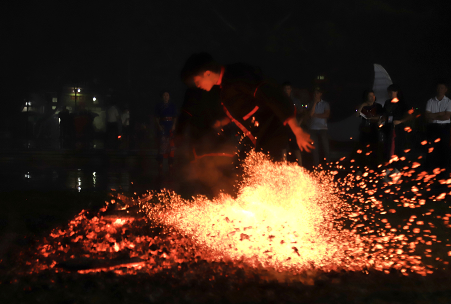 Tiết mục nhảy lửa đặc sắc của dân tộc Pà Thẻn tại Hà Giang