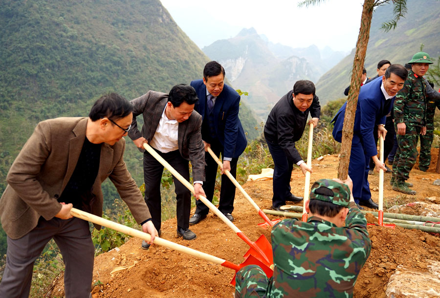 Bí thư Tỉnh ủy Đặng Quốc Khánh và các đồng chí lãnh đạo tỉnh tham gia Tết trồng cây Xuân Quý Mão tại xã Lũng Hồ, huyện Yên Minh.