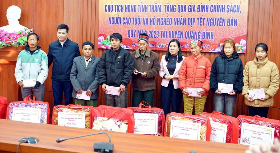 Chủ tịch Hội LHPN tỉnh Chu Thị Ngọc Diệp và lãnh đạo huyện Quang Bình trao quà Tết Nguyên đán Quý Mão năm 2023 cho các hộ nghèo, gia đình chính sách trên địa bàn huyện Quang Bình.
