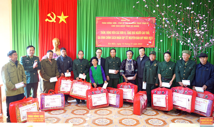 Phó Bí thư Thường trực Tỉnh ủy, Chủ tịch HĐND tỉnh Thào Hồng Sơn tặng quà các hộ gia đình chính sách trên địa bàn xã Xín Mần.
