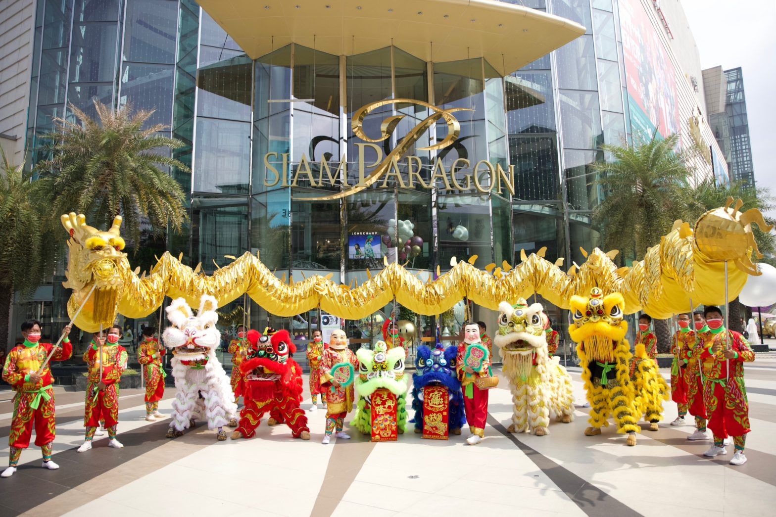 Đoàn múa lân trước sảnh trung tâm mua sắm Siam Paragon nổi tiếng tại Bangkok (Thái Lan).