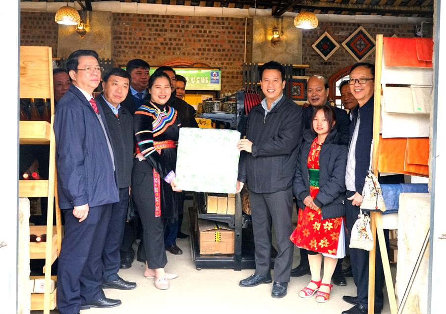 Bí thư Tỉnh ủy Đặng Quốc Khánh và các đồng chí lãnh đạo tỉnh cùng đoàn công tác tặng quà HTX Po Mỷ tại thôn Sà Phìn A, xã Sà Phìn 
