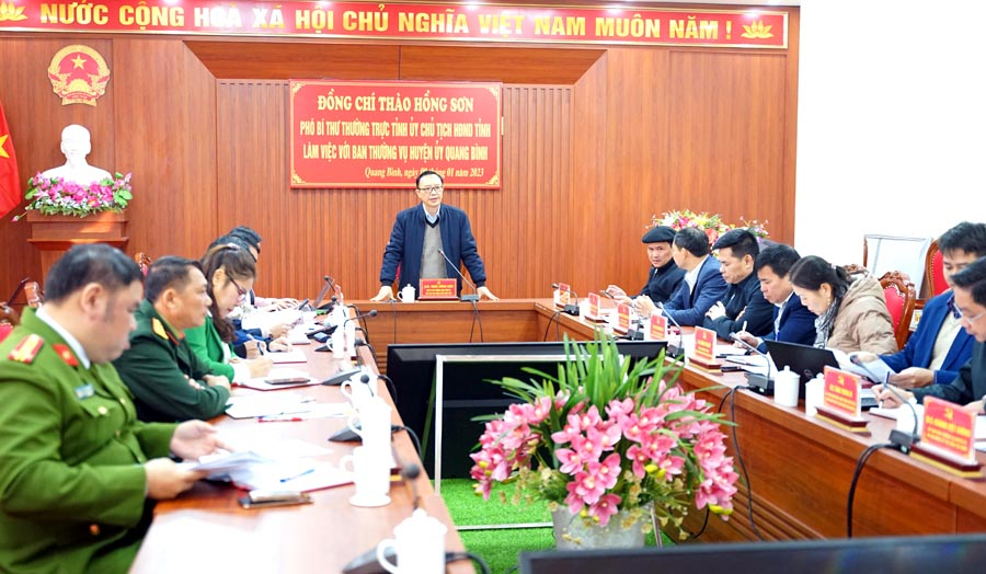 Phó Bí thư Thường trực Tỉnh ủy, Chủ tịch HĐND tỉnh Thào Hồng Sơn làm việc với BTV Huyện ủy Quang Bình.
