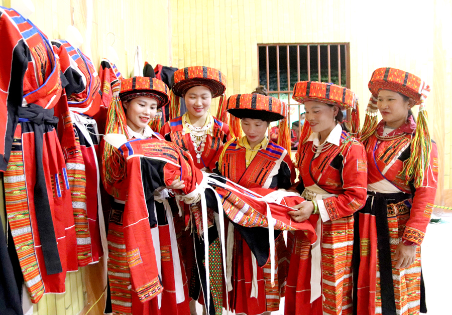 Nét đẹp trang phục truyền thống của đồng bào Pà Thẻn được đảng viên và nhân dân thôn Minh Thượng (xã Tân Lập) gìn giữ, phát huy.
