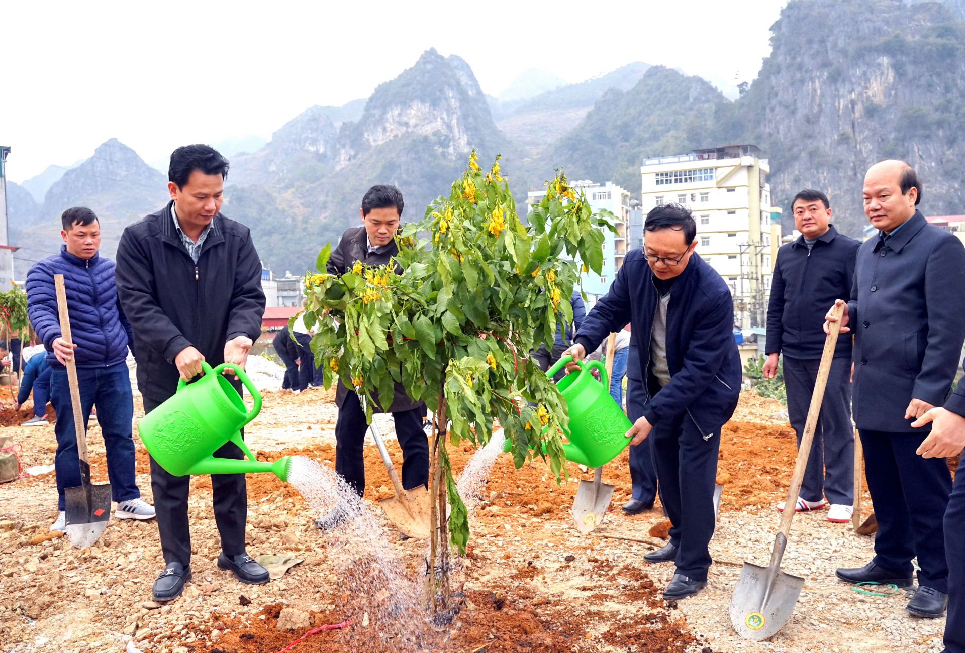 Bí thư Tỉnh ủy Đặng Quốc Khánh và các đồng chí lãnh đạo tỉnh cùng đoàn công tác trồng cây tại thị trấn Đồng Văn.
