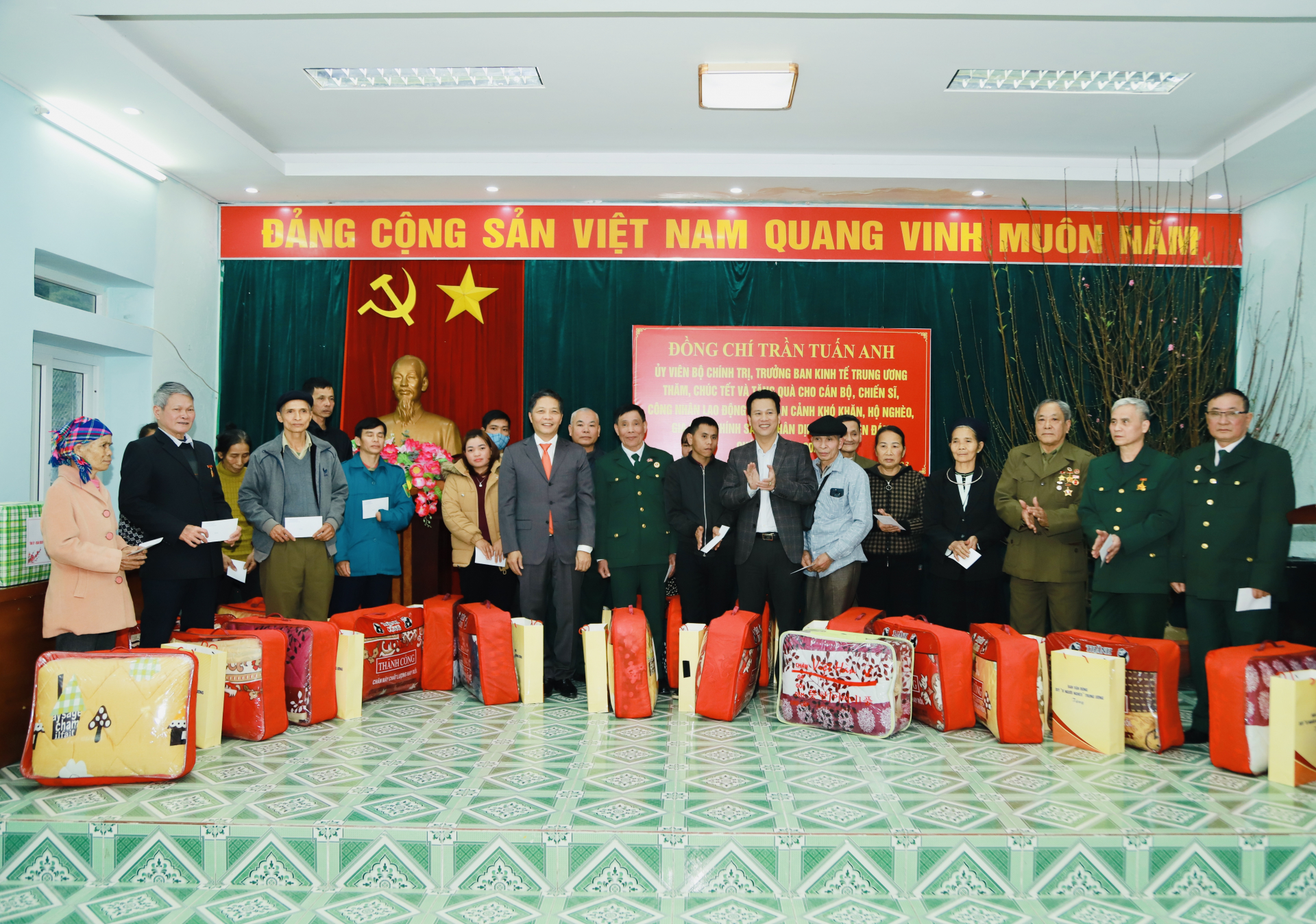 Trưởng ban Kinh tế T.Ư Trần Tuấn Anh và Bí thư Tỉnh ủy Đặng Quốc Khánh tặng quà các gia đình chính sách, hộ nghèo