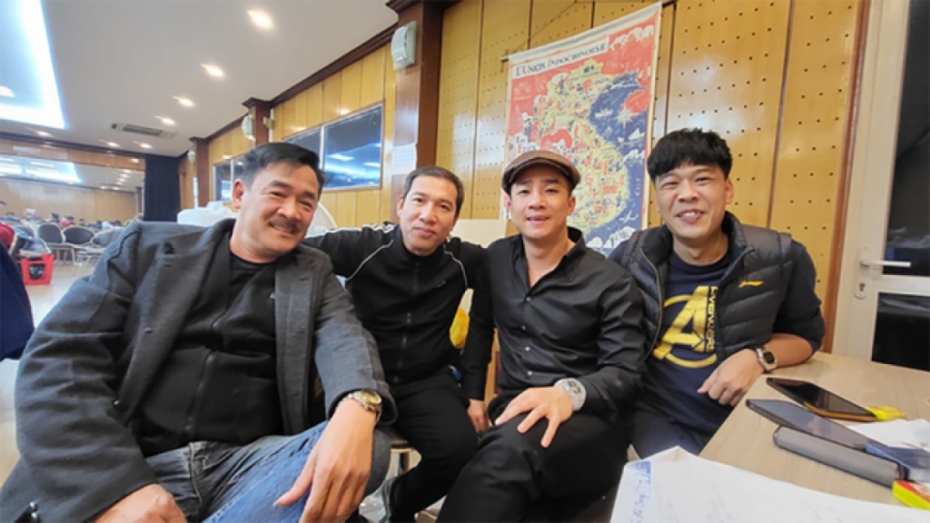 Nghệ sĩ Thanh Dương (ngoài cùng bên trái) chụp ảnh với dàn Táo Quân