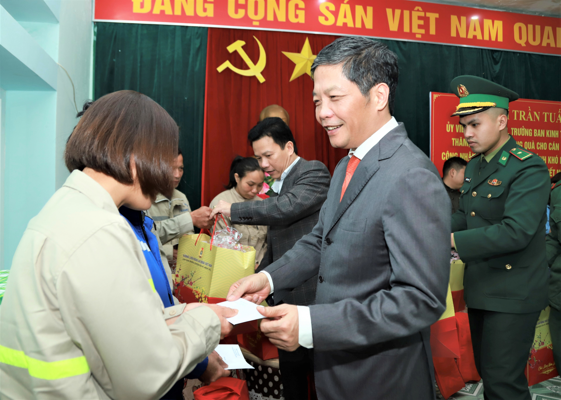 Đồng chí Trần Tuấn Anh và Bí thư Tỉnh ủy Đặng Quốc Khánh tặng quà công nhân lao động có hoàn cảnh khó khăn