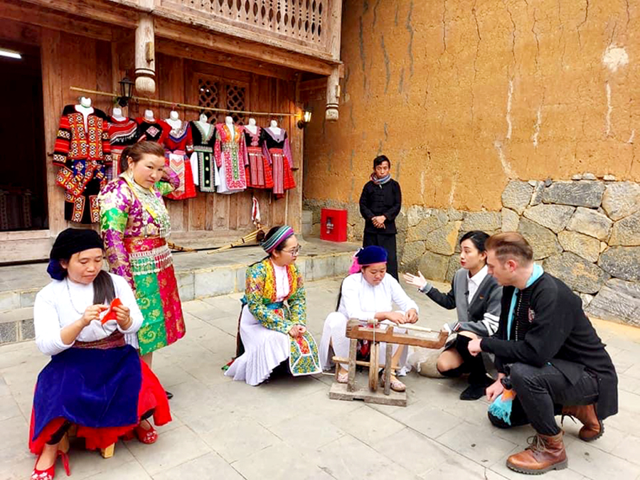 Du khách tham quan nghề dệt vải lanh truyền thống của dân tộc Mông xã Pả Vi.