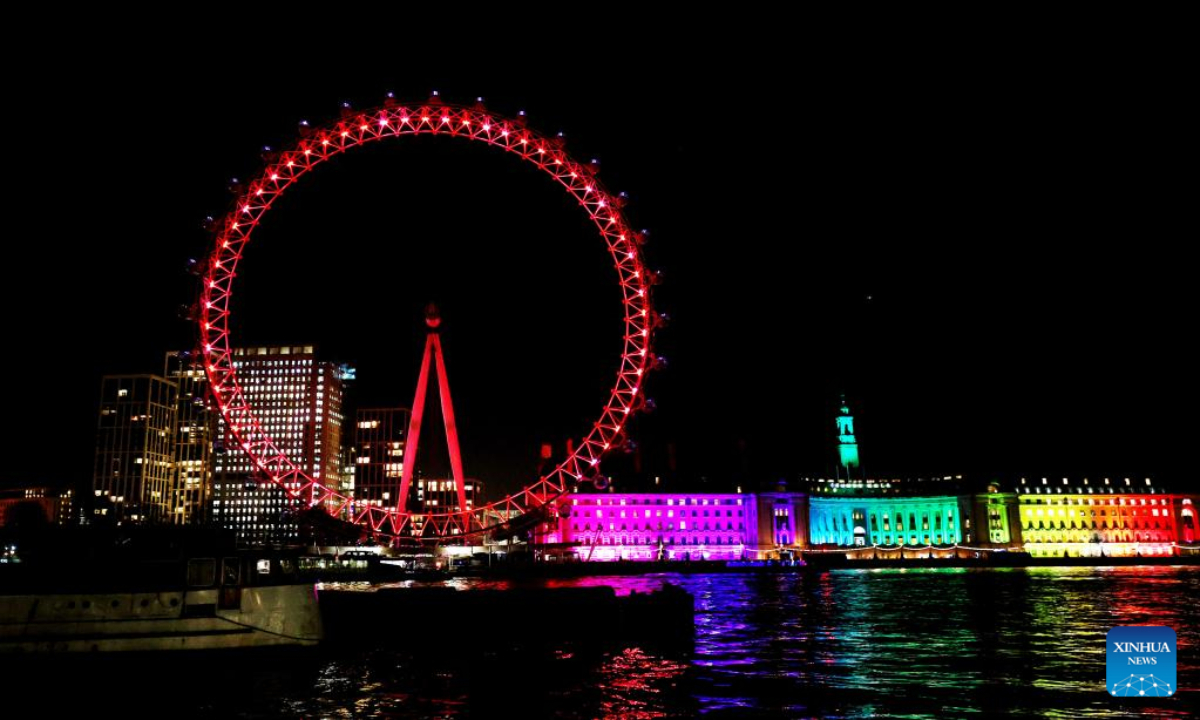 Vòng xoay London Eye rực sắc đỏ dịp này.
