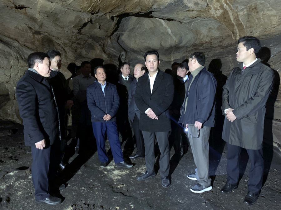 Bí thư Tỉnh ủy Đặng Quốc Khánh cùng các đồng chí lãnh đạo tỉnh khảo sát hang Hàm Rồng tại xã Lũng Cú (Đồng Văn).
