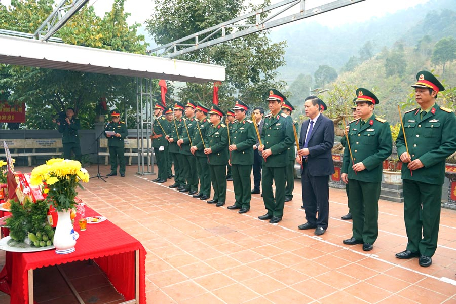 Thiếu tướng Phạm Hồng Chương và Phó Bí thư Tỉnh ủy, Chủ tịch UBND tỉnh Nguyễn Văn Sơn thắp hương tưởng nhớ các AHLS tại Đền thờ các AHLS trên điểm cao 468