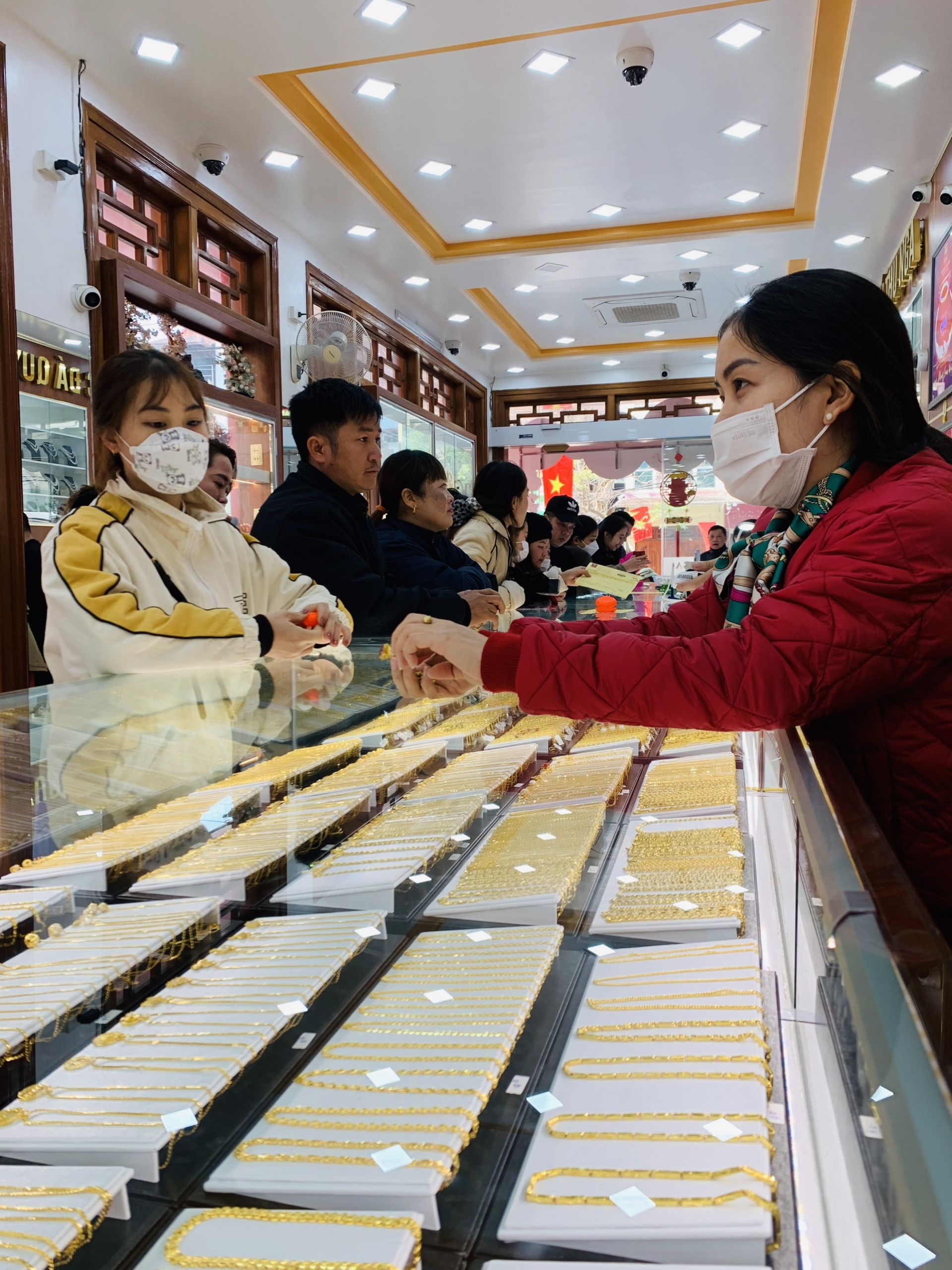 Ghi nhận tại nhiều cửa hàng vàng trên địa bàn thành phố tỉnh Hà Giang, càng gần trưa lượng người đổ đến mua càng đông. 