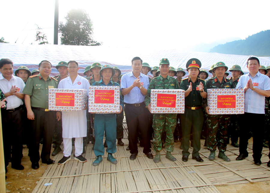 Lãnh đạo tỉnh tặng quà, động viên các lực lượng tham gia diễn tập Khu vực phòng thủ huyện Xín Mần năm 2022. 