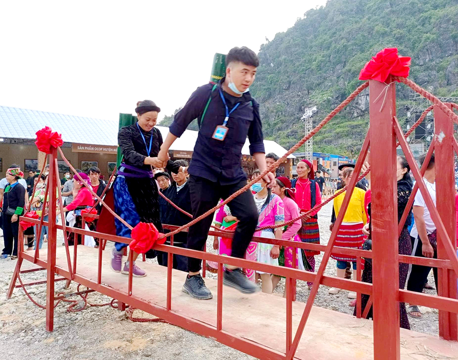 Du khách trải nghiệm trò chơi dân gian tại Lễ hội Chợ Phong lưu Khâu Vai, xã Khâu Vai.