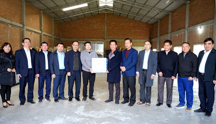 Bí thư Tỉnh ủy Đặng Quốc Khánh cùng các đồng chí lãnh đạo tỉnh và đoàn công tác tặng quà HTX chế biến chè Kim Thăng tại thị trấn Tam Sơn, huyện Quản Bạ.
