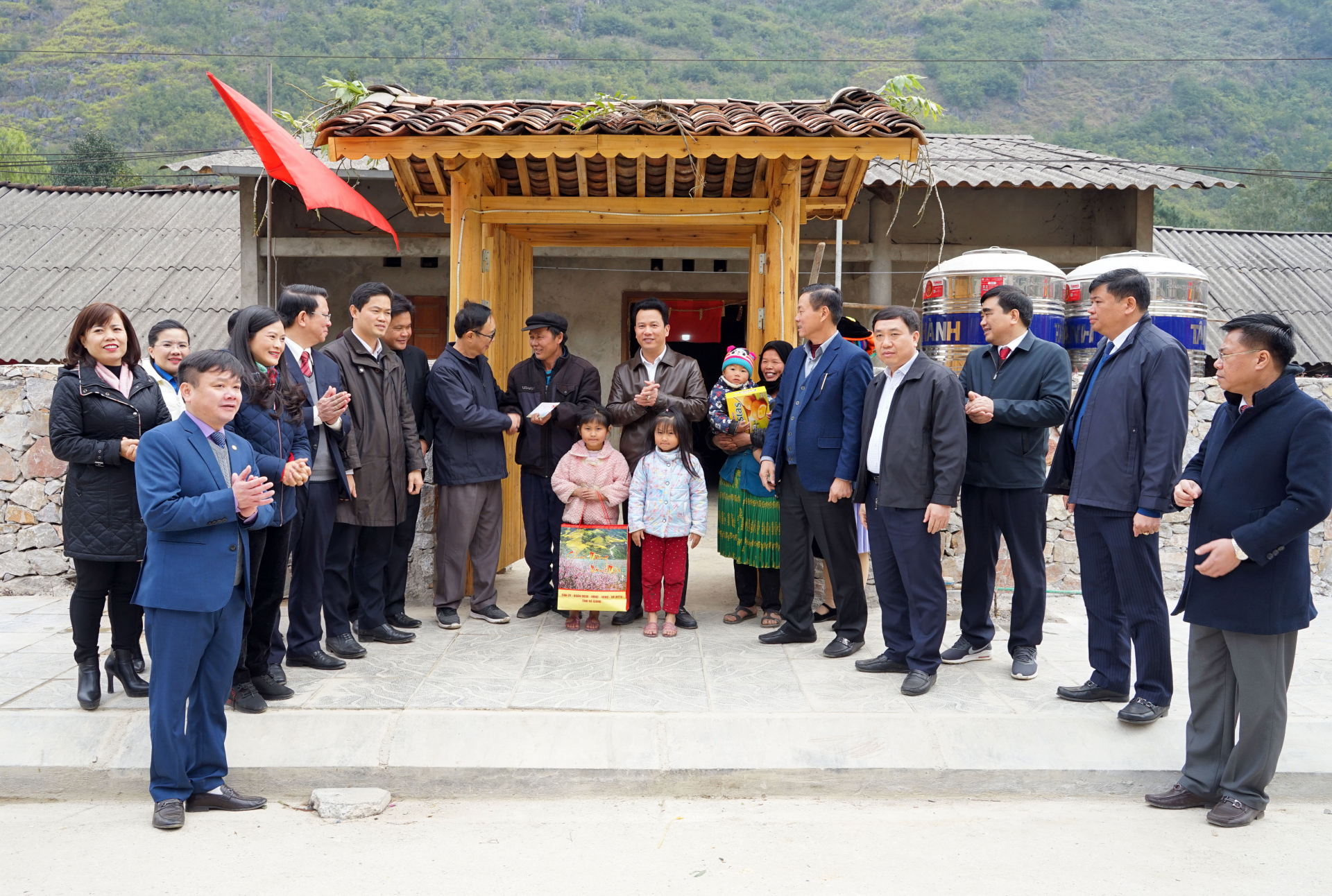 Bí thư Tỉnh ủy Đặng Quốc Khánh cùng các đồng chí lãnh đạo tỉnh thăm, tặng quà hộ gia đình ông Vừ Chính Phủ tại thôn Pả Vi Thượng, xã Pả Vi (Mèo Vạc).
