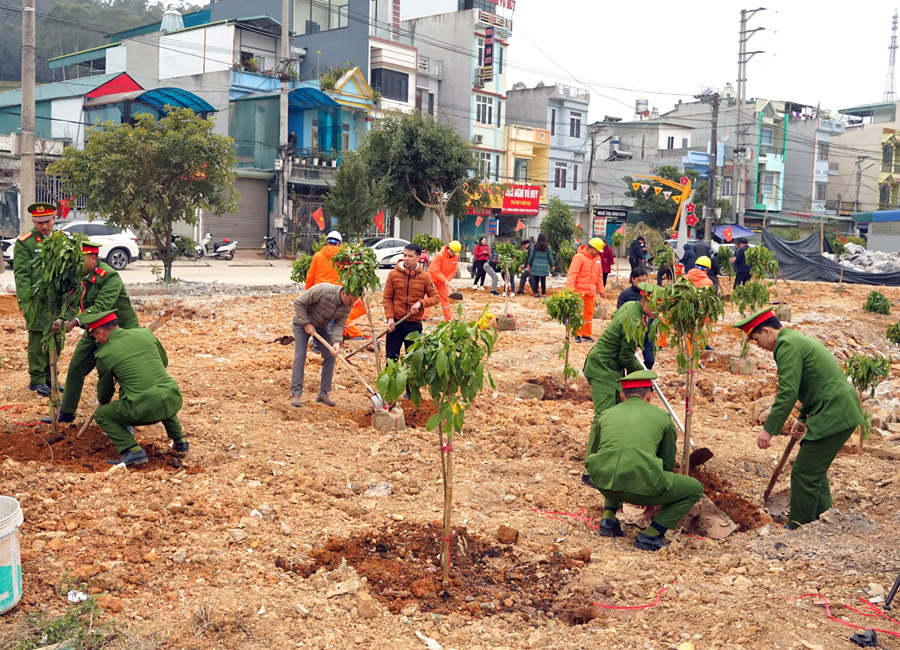 Cán bộ và lực lượng vũ trang huyện Đồng Văn hưởng ứng Lễ phát động trồng cây Xuân Quý Mão 2023 tại Công viên thị trấn Đồng Văn.

