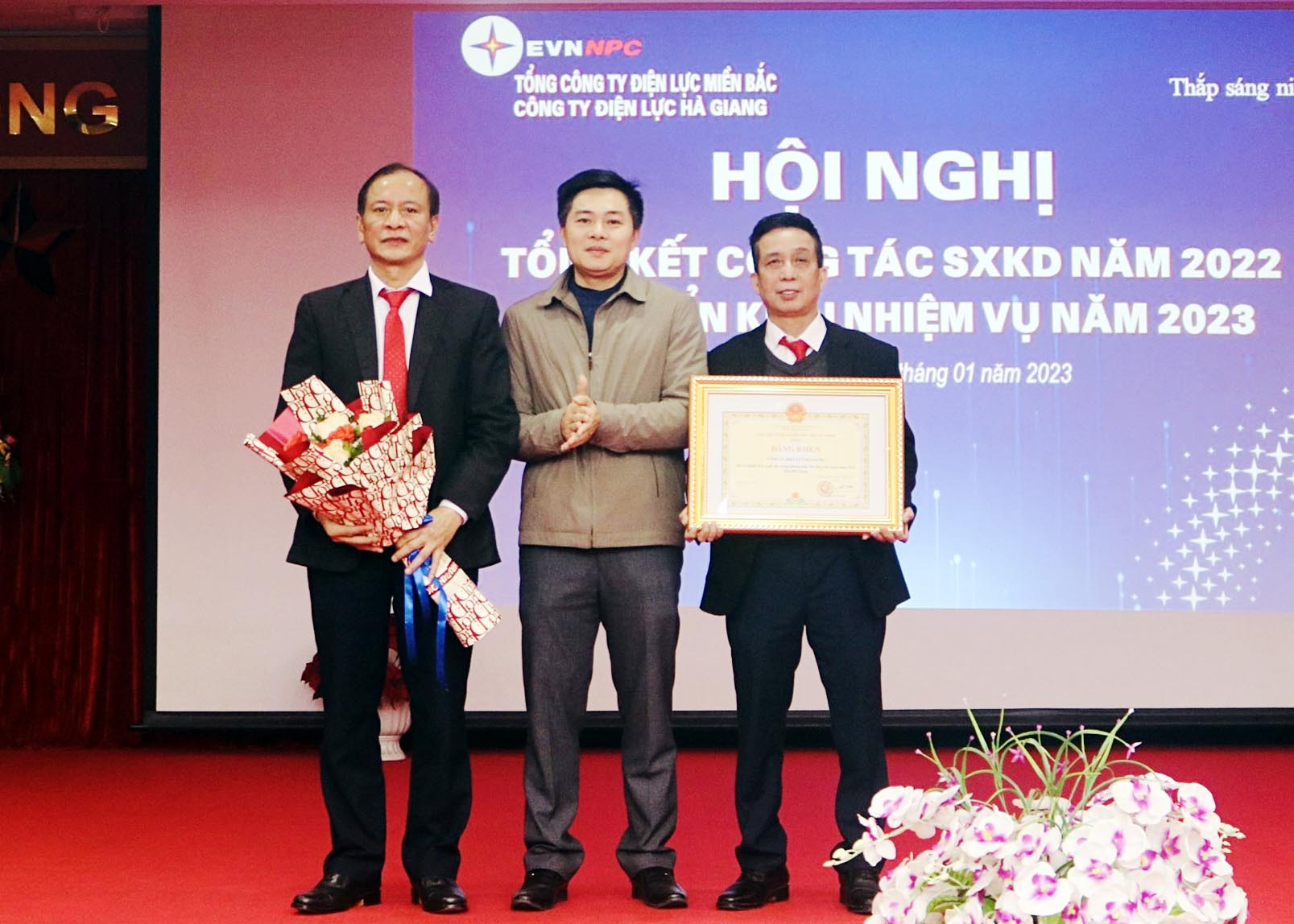 Được sự ủy quyền, lãnh đạo Sở Công thương trao Bằng khen của Chủ tịch UBND tỉnh cho Công ty Điện lực Hà Giang đã có thành tích xuất sắc trong phong trào Thi đua yêu nước năm 2022 