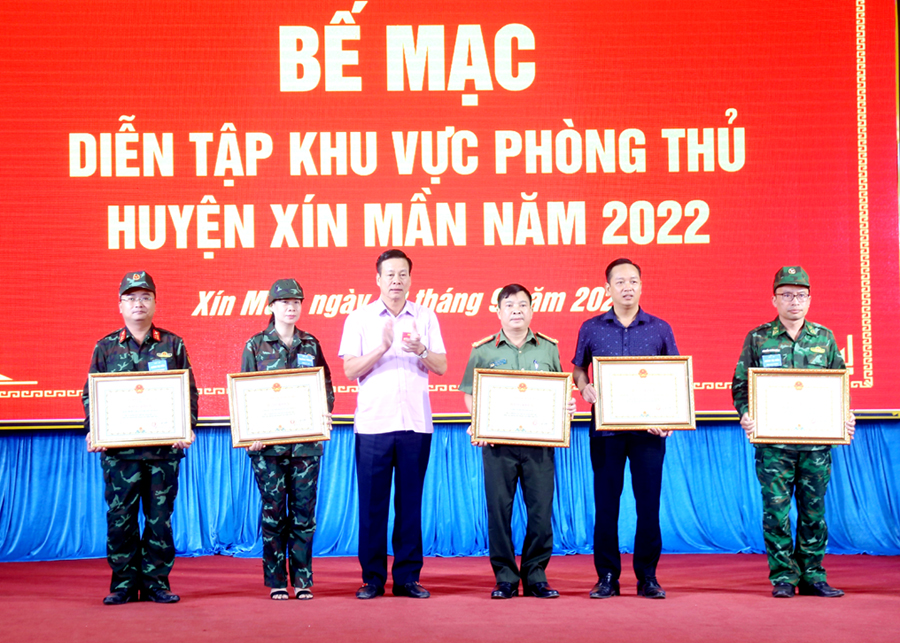 Chủ tịch UBND tỉnh Nguyễn Văn Sơn khen thưởng các đơn vị, lực lượng vũ trang có thành tích xuất sắc trong diễn tập Khu vực phòng thủ huyện Xín Mần.
