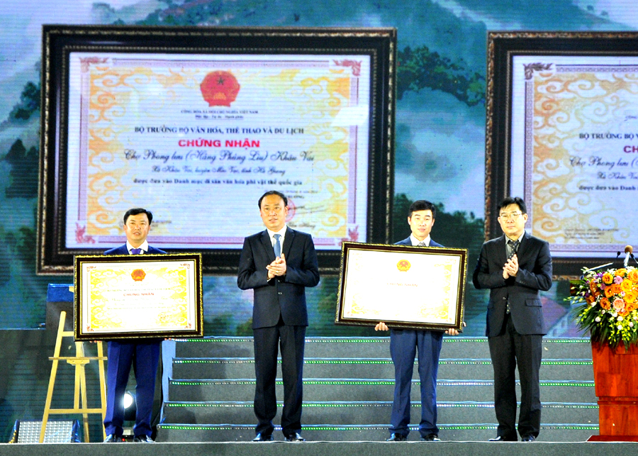 Đại diện Bộ Văn hóa TT&DL trao Bằng chứng nhận Di sản văn hóa phi vật thể Quốc gia cho huyện Mèo Vạc và các xã Khâu Vai, Tát Ngà.