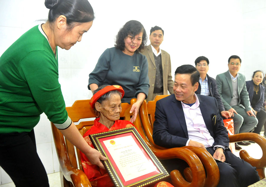 Chủ tịch UBND tỉnh Nguyễn Văn Sơn thăm, tặng quà của Chủ tịch nước cho cụ Đoàn Thị Thơm (100 tuổi), trú tại tổ 14, phường Trần Phú.
