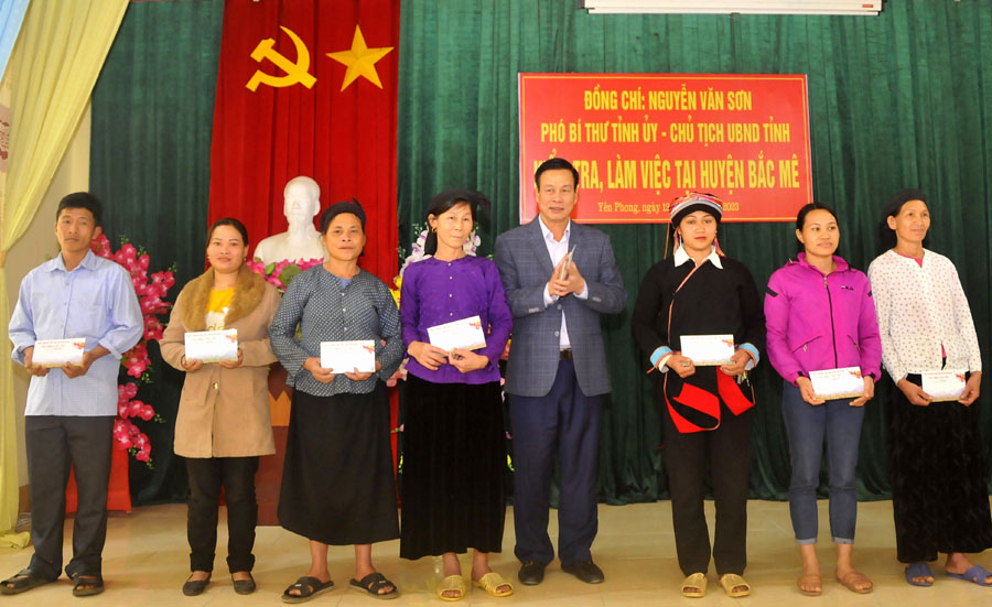 Chủ tịch UBND tỉnh Nguyễn Văn Sơn tặng quà các gia đình chính sách.
