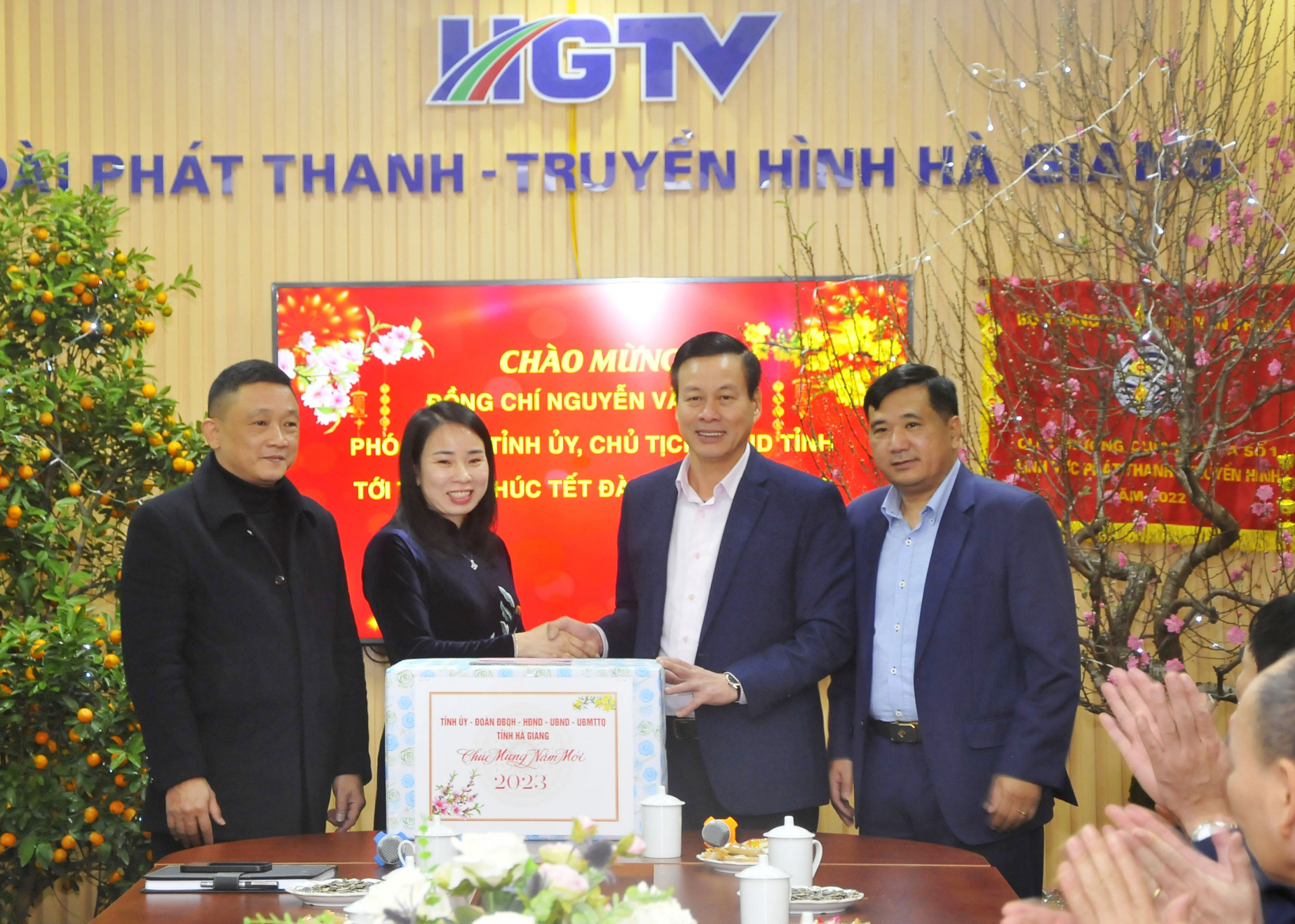 Chủ tịch UBND tỉnh Nguyễn Văn Sơn tặng quà Đài PT - TH tỉnh.