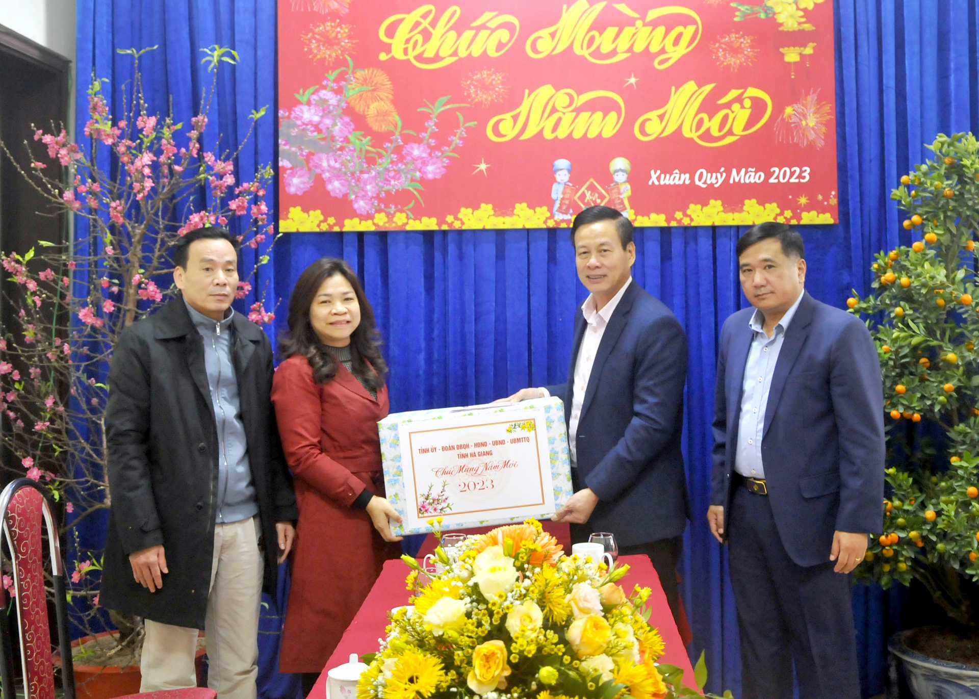 Chủ tịch UBND tỉnh Nguyễn Văn Sơn tặng quà Công ty Cổ phần Môi trường đô thị Hà Giang.