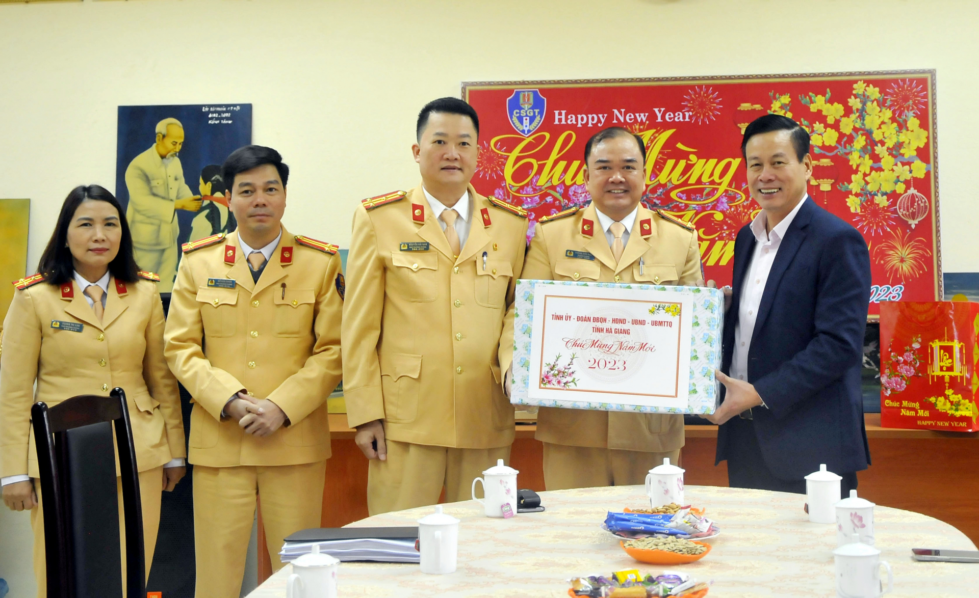 Chủ tịch UBND tỉnh Nguyễn Văn Sơn tặng quà Phòng Cảnh sát giao thông.