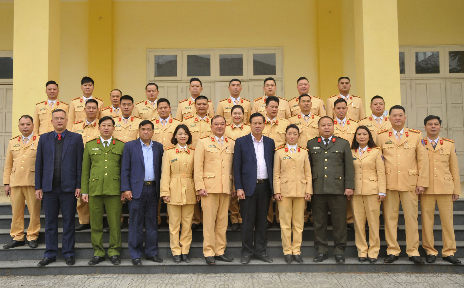 Chủ tịch UBND tỉnh Nguyễn Văn Sơn chụp ảnh lưu niệm cùng cán bộ, chiến sỹ Phòng Cảnh sát giao thông.