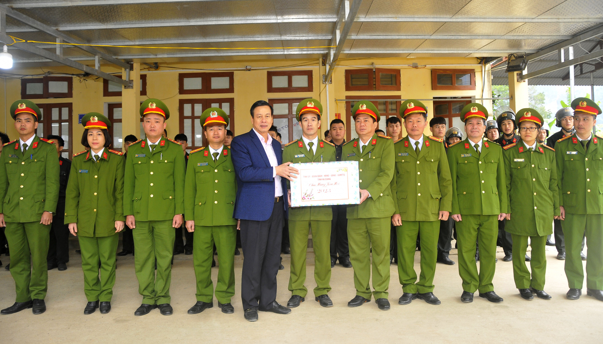 Chủ tịch UBND tỉnh Nguyễn Văn Sơn tặng quà Phòng Cảnh sát cơ động.