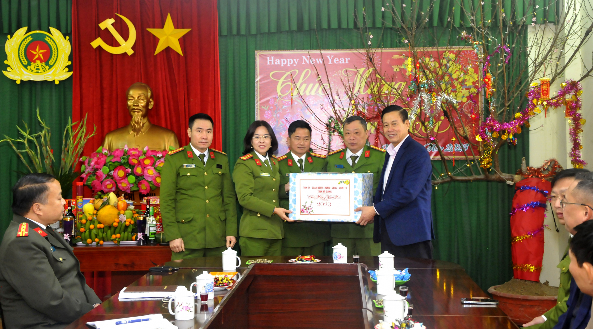 Chủ tịch UBND tỉnh Nguyễn Văn Sơn tặng quà Phòng Quản lý hành chính về trật tự xã hội.