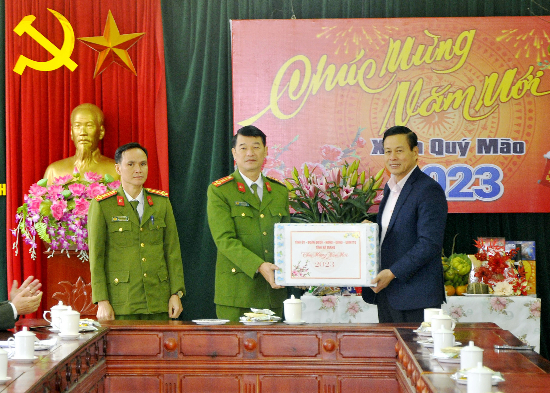 Chủ tịch UBND tỉnh Nguyễn Văn Sơn tặng quà Phòng Cảnh sát Phòng cháy, chữa cháy và Cứu nạn, cứu hộ.