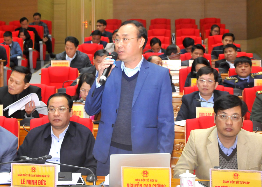 Giám đốc Sở Nội vụ Nguyễn Cao Cường báo cáo công tác cải cách hành chính.