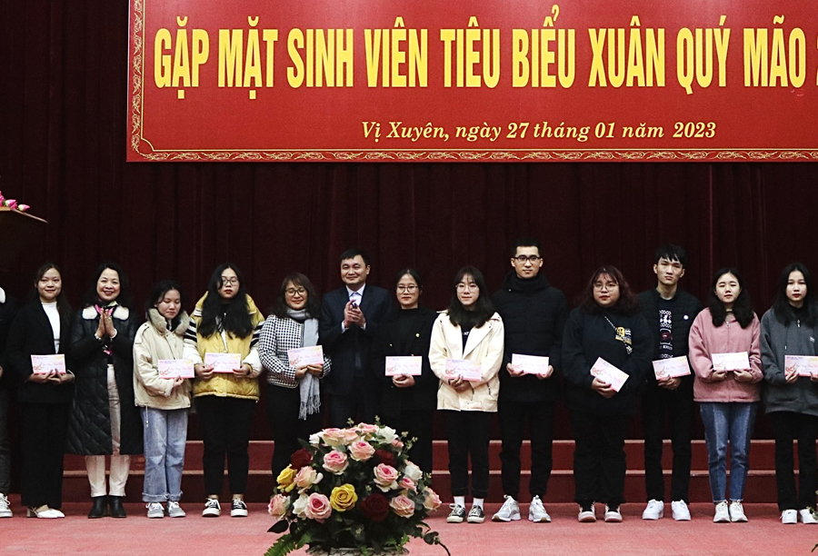 Lãnh đạo huyện Vị Xuyên và Sở GD&ĐT tỉnh trao quà cho sinh viên tại buổi gặp mặt