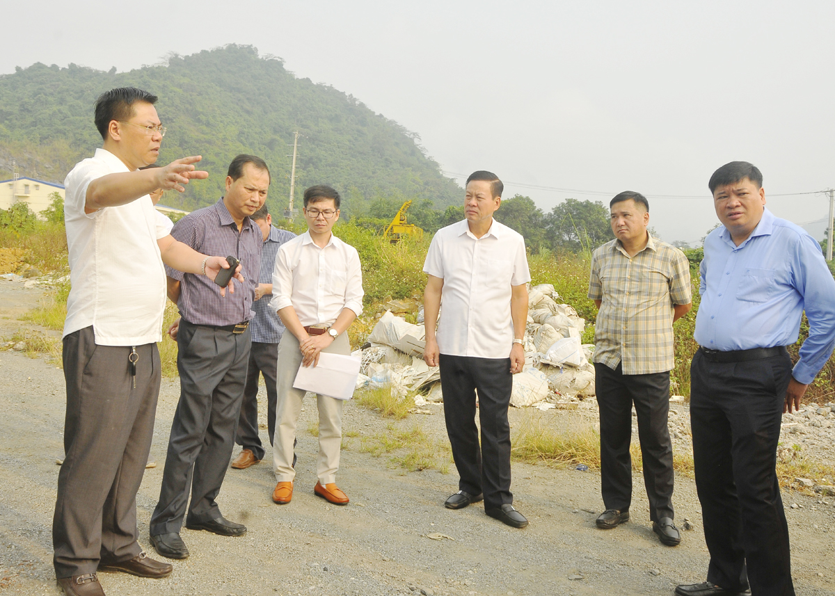 Chủ tịch UBND tỉnh Nguyễn Văn Sơn cùng lãnh đạo Sở Xây dựng, Kế hoạch – Đầu tư, thành phố Hà Giang kiểm tra công tác quy hoạch trên địa bàn thành phố.
