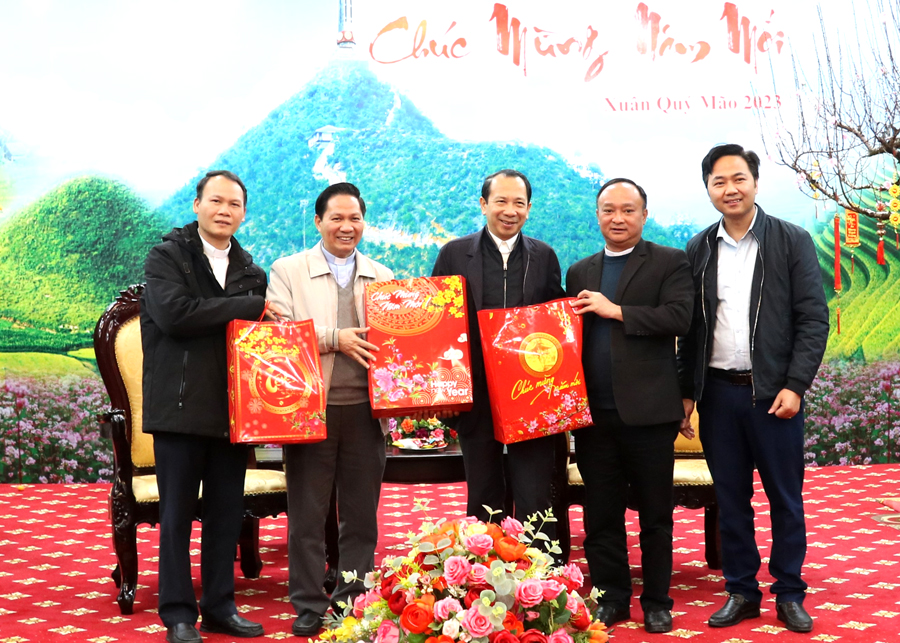 Đoàn Giáo xứ Tân Quang, Vĩnh Tuy tặng quà UBND tỉnh, nhân dịp Tết Quý Mão 2023
