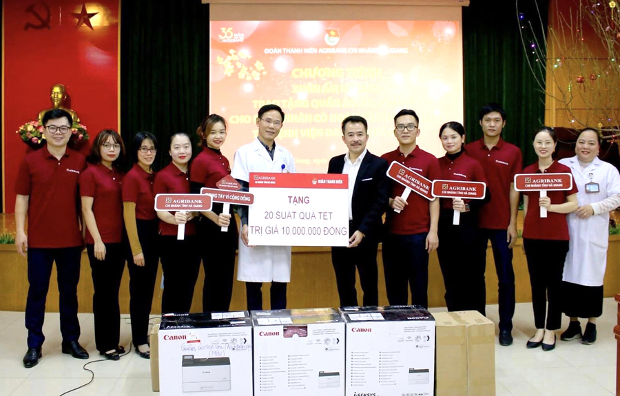 Đồng chí Nguyễn Trung Tuyến - Giám đốc và Đoàn thanh niên Agribank Hà Giang trao quà tết cho Bệnh viện Đa Khoa Hà Giang

