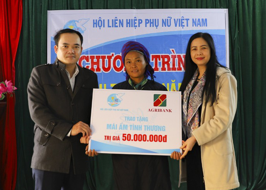 Đồng chí Nguyễn Hải Ngọc, Phó Giám đốc Agribank huyện Hoàng Su Phì trao tặng kinh phí xây dựng Mái ấm tình thương.


