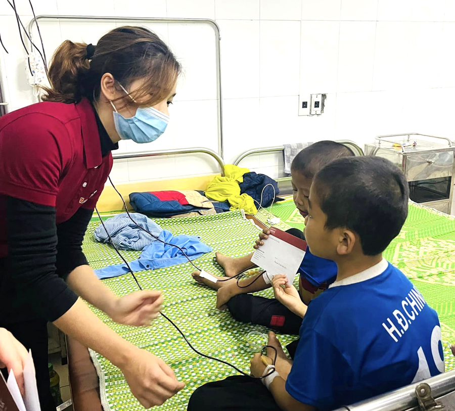 Đồng chí Lê Minh Hương - Bí thư Đoàn cơ sở Agribank Hà Giang trao quà tết tại giường bệnh nhân.