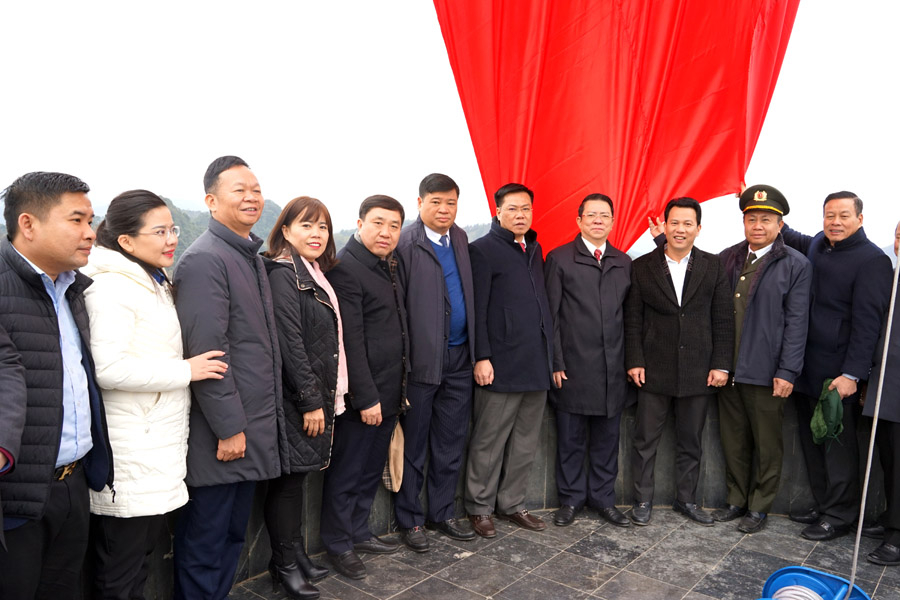 Bí thư Tỉnh ủy Đặng Quốc Khánh cùng các đồng chí lãnh đạo tỉnh chụp ảnh lưu niệm tại Cột cờ Quốc gia Lũng Cú.
