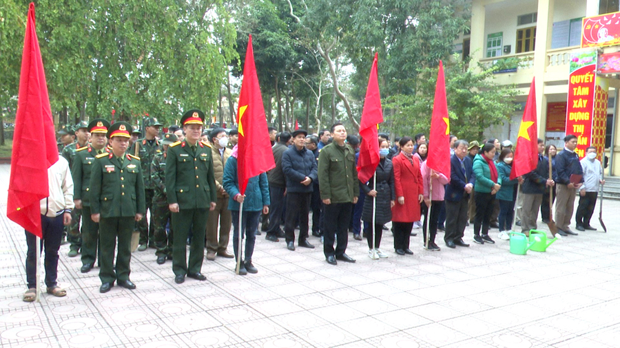 Đồng chí Chúng Thị Chiên, cùng các đại biểu tham gia Lễ phát động trồng cây tại thị trấn Yên Phú, huyện Bắc Mê.