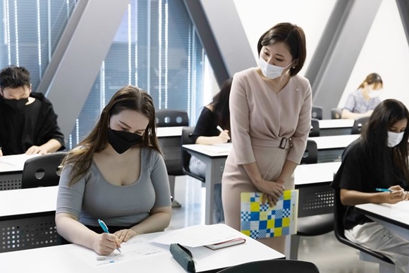 Sinh viên tốt nghiệp các trường đại học hàng đầu thế giới ở lại Nhật Bản trong hai năm để tìm việc làm . 