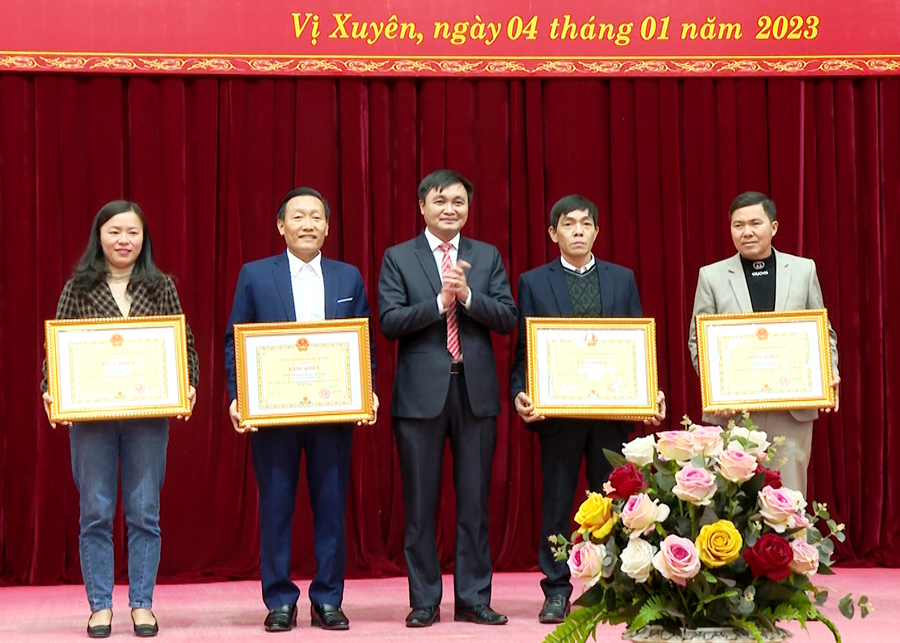 Lãnh đạo huyện Vị Xuyên trao Bằng khen của Chủ tịch UBND tỉnh cho các tập thể, cá nhân có thành tích xuất sắc trong phong trào thi đua yêu nước năm 2022.