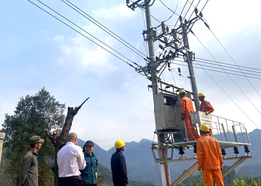 Điện lực thành phố Hà Giang tiến hành công tác đóng điện cho người dân thôn Nặm Ngặt, xã Thanh Thủy, huyện Vị Xuyên