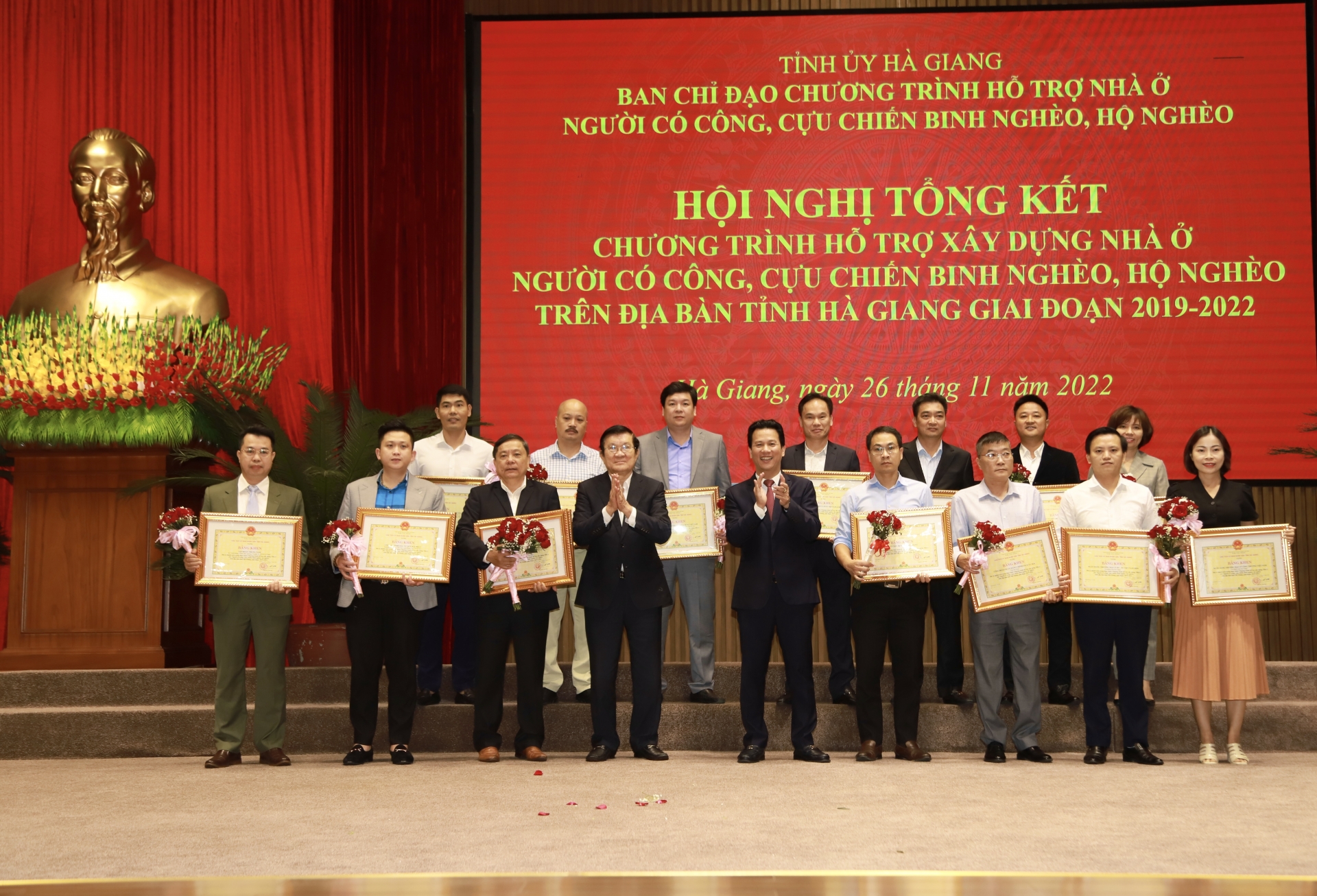 Nguyên Chủ tịch nước Trương Tấn Sang và Bí thư Tỉnh ủy Đặng Quốc Khánh tặng Bằng khen cho các tổ chức, doanh nghiệp có đóng góp lớn cho chương trình