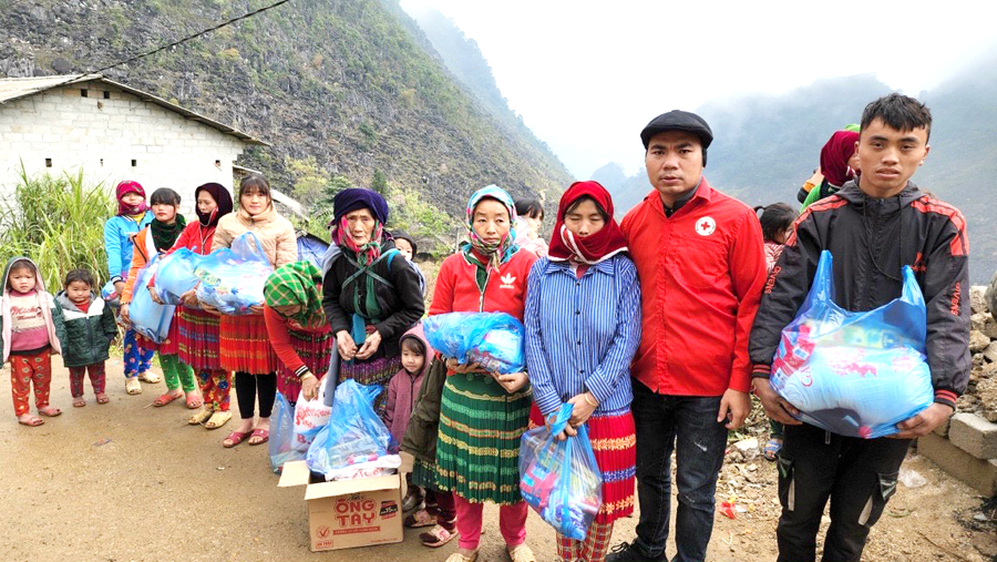 Đoàn từ thiện Hà Nội tặng quà các hộ nghèo tại xã Lũng Pù (Mèo Vạc).			Ảnh: MY LY
